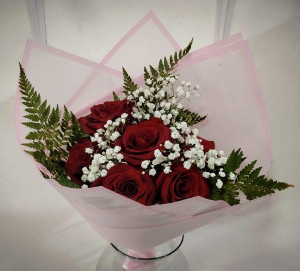 Arreglo 6 rosas, gypso y follaje verde
