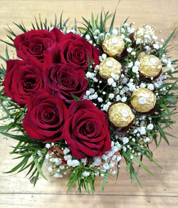 Box corazón con 6 Rosas y Ferrero Rocher