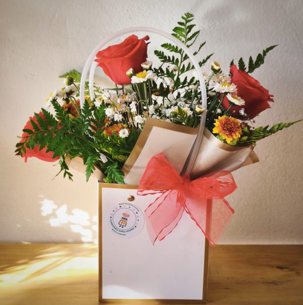 Cartera Floral con 3 rosas, maules, gypso y Follaje verde