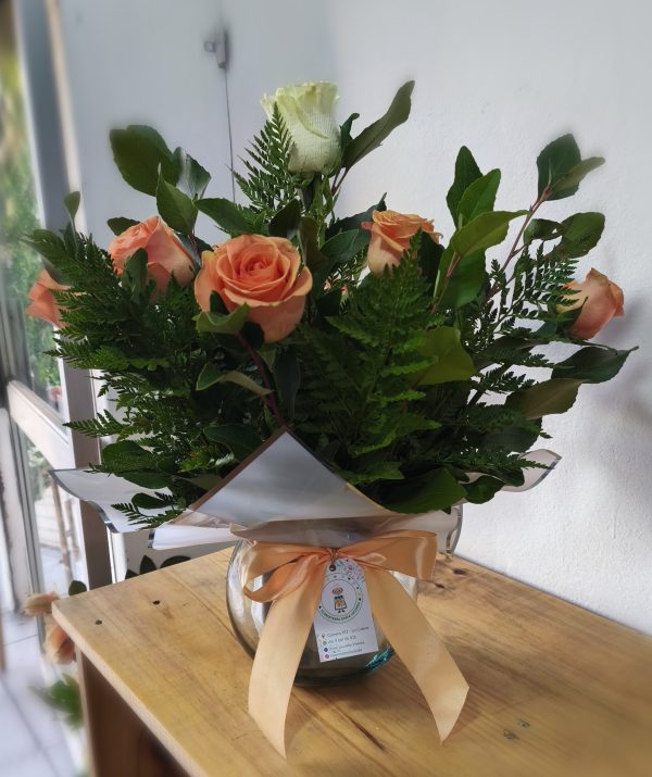 Pecera Floral con Rosas y Follaje Verde